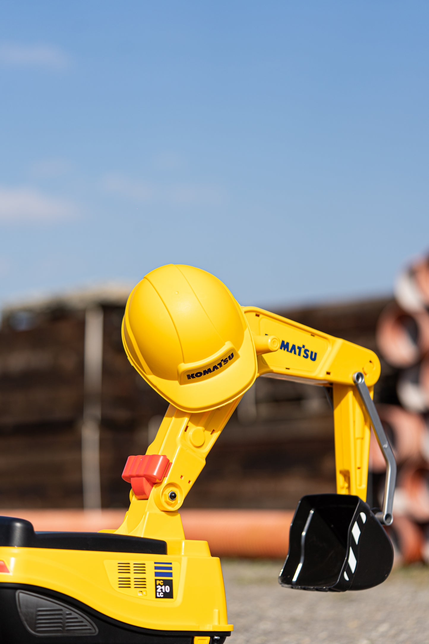 Falk - JCB Fully Articulated Digger with Opening Seat and Helmet